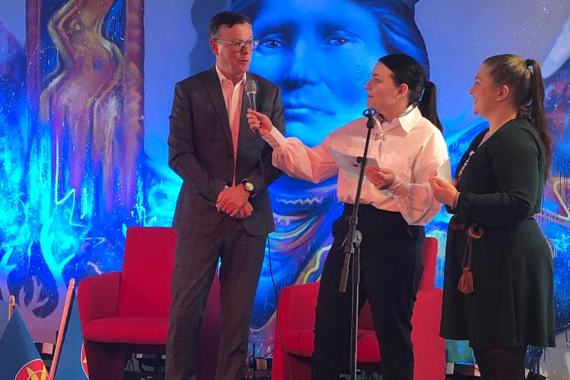 Rektor Dag Rune Olsen fikk et lynkurs i kvensk av Kaisa Nikolaisen og Kristina Jonas under markeringen av kvenfolkets dag. 